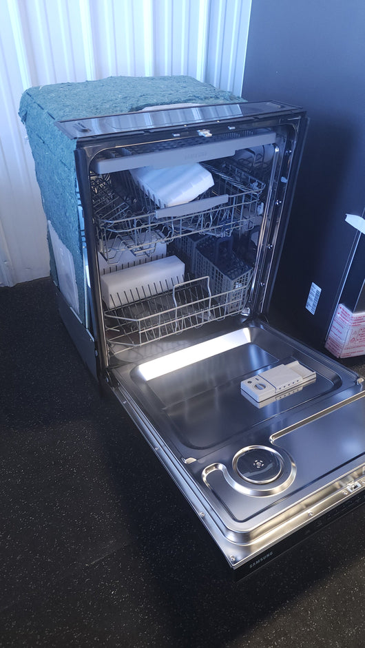 Samsung Top Control 48dBA Dishwasher with StormWash Cleaning and AutoRelease Door!

-Brand new out of the box, inside wall does have a very small indent, photos shown (Does NOT affect functionality)