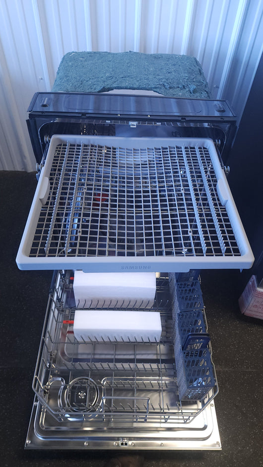 Samsung Top Control 48dBA Dishwasher with StormWash Cleaning and AutoRelease Door!

-Brand new out of the box, inside wall does have a very small indent, photos shown (Does NOT affect functionality)