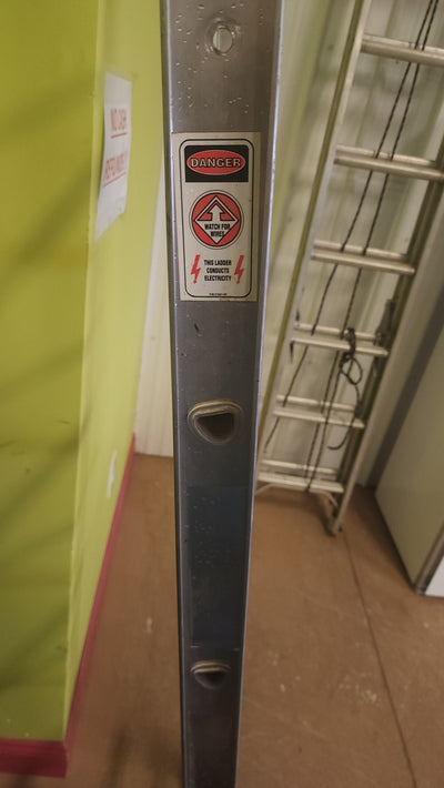 Warner 8' Ft Leaning Step Ladder! (USED)

-Used but works great