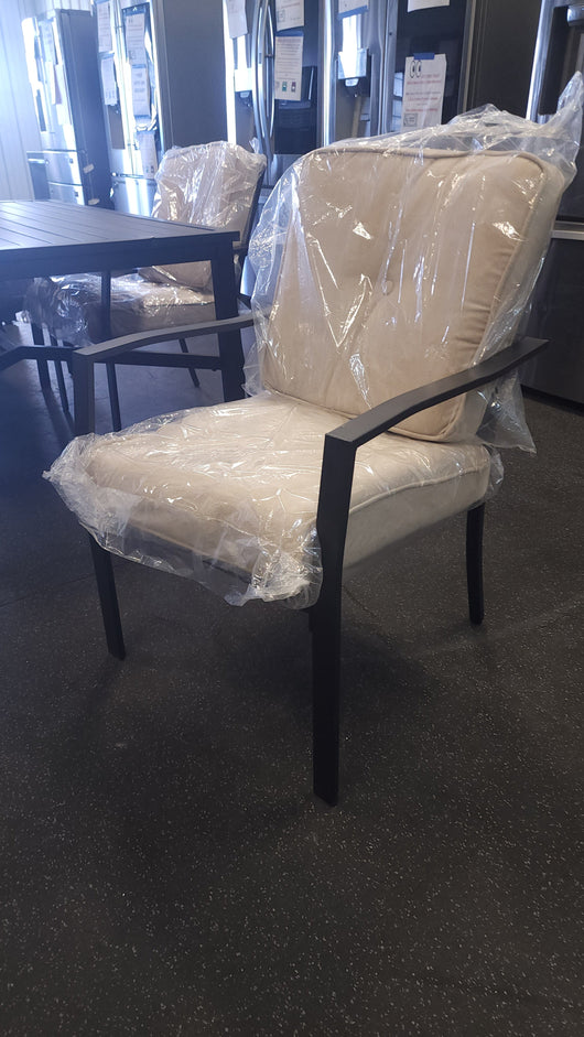 Mainstays Black Metal 5Pc Dining Set!

-New & Assmebled (Table Does Have some small indents/scratchs, photos shown)