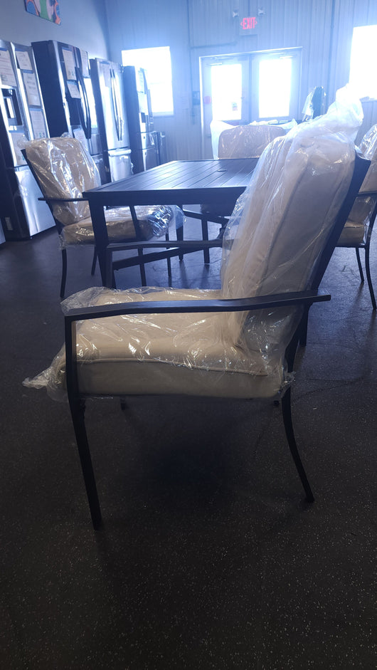 Mainstays Black Metal 5Pc Dining Set!

-New & Assmebled (Table Does Have some small indents/scratchs, photos shown)