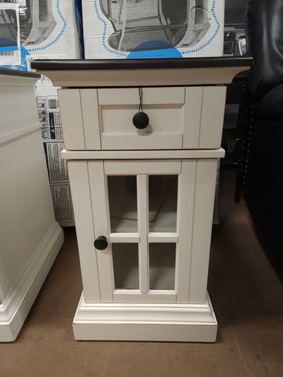 Tresanti Sloane Chairside Table with Power!

-Brand new out of the box 