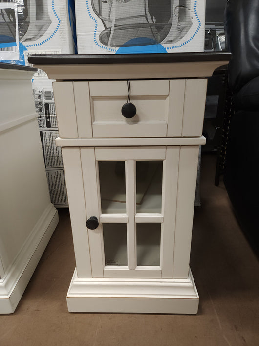 Tresanti Sloane Chairside Table with Power!

-Brand new out of the box 