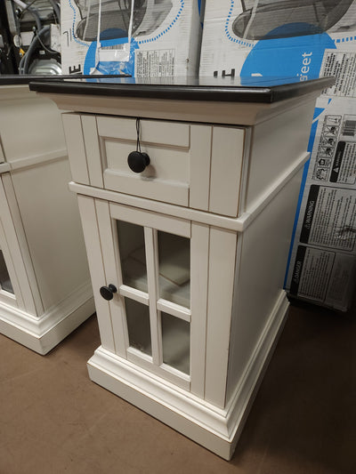 Tresanti Sloane Chairside Table with Power!

-Brand new out of the box 