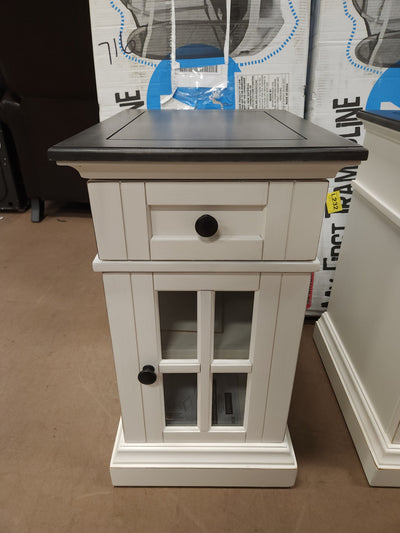 Tresanti Sloane Chairside Table with Power!

-Brand new out of the box, but the back right corner is chipped, photos shown