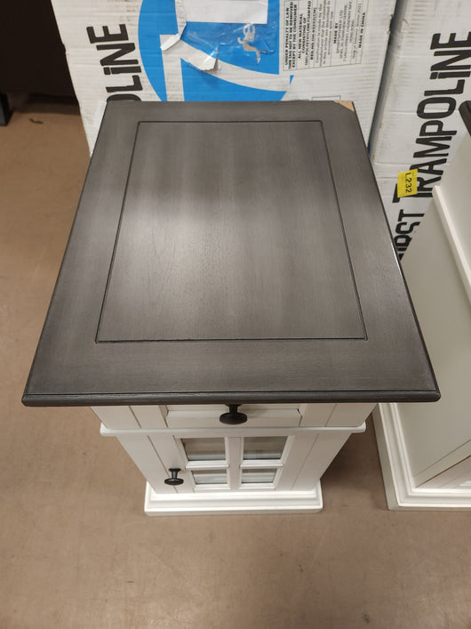 Tresanti Sloane Chairside Table with Power!

-Brand new out of the box, but the back right corner is chipped, photos shown