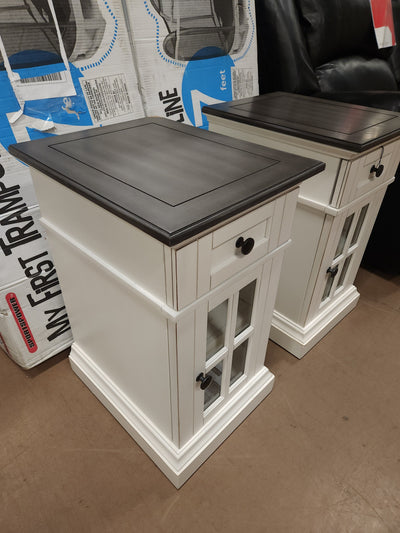 Tresanti Sloane Chairside Table with Power!

-Brand new out of the box, but the back right corner is chipped, photos shown