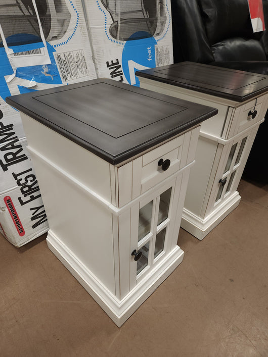 Tresanti Sloane Chairside Table with Power!

-Brand new out of the box, but the back right corner is chipped, photos shown