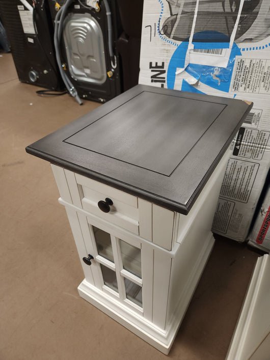 Tresanti Sloane Chairside Table with Power!

-Brand new out of the box, but the back right corner is chipped, photos shown