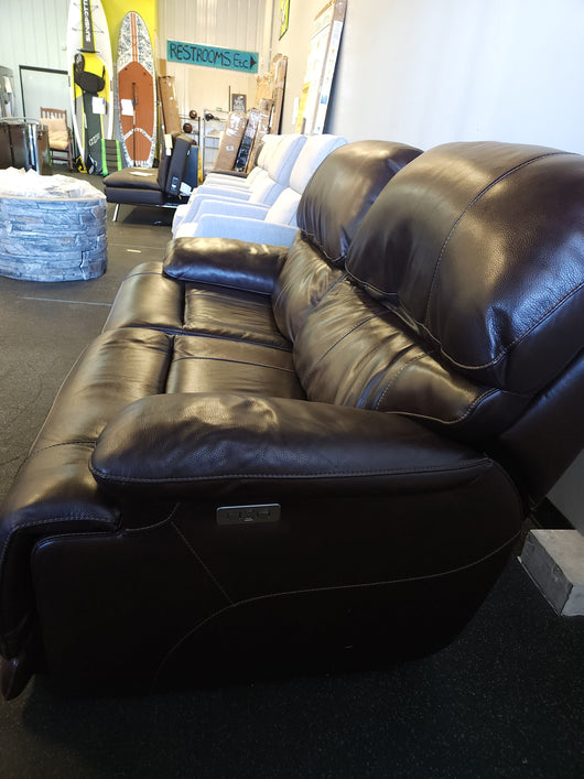 Ridgewin Leather Power Reclining Loveseat, Brown!! NEW OUT OF THE BOX - RIGHT SIDE HAS NO POWER!

-Brand new out of the box, but the right side has no power, left side works perfectly. (Photos Shown)