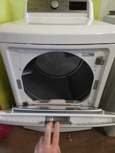 LG - 7.3 Cu Ft Gas Dryer with Sensor Dry - White! (USED - SCRATCHED)

-Dryer was tested and works perfectly, but was used and does have some scratches on the left side!