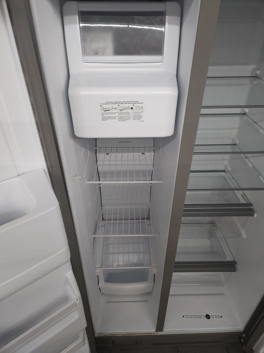 Whirlpool  24.6-cu ft Side-by-Side Refrigerator with Ice Maker (Fingerprint Resistant Stainless Steel)!

-Brand new - Scratch/DENT! (NEW never used, Does have a small scratch on the door and handle, photos shown)