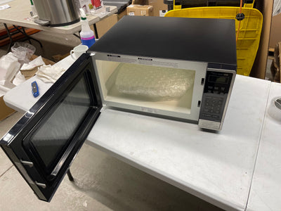 !!!REDUCED!!! Panasonic Family Size 2.2CuFt Countertop Microwave Oven with Cyclonic Inverter Technology!! USED LIKE NEW!!