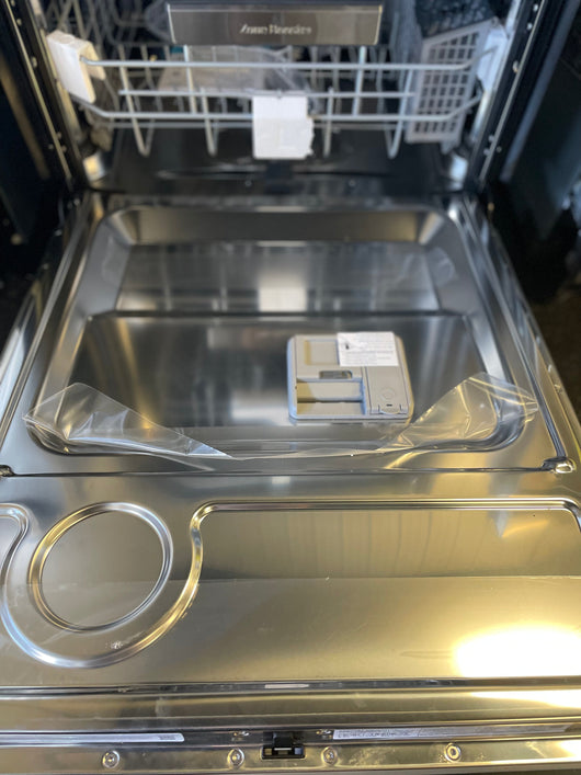 Samsung Whisper Quiet 39 dB Dishwasher with Linear Wash Technology (Brand New Right out Of The Box - But Is lightly dented on the front from shipping, photos shown!)