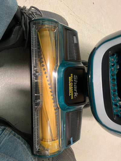 Shark Navigator Swivel Pro Pet Upright Vacuum with Self-Cleaning Brushroll!! LIGHTLY USED, VERY CLEAN(TESTED WORKS GREAT)!!
