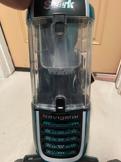 Shark Navigator Swivel Pro Pet Upright Vacuum with Self-Cleaning Brushroll!! LIGHTLY USED, VERY CLEAN(TESTED WORKS GREAT)!!