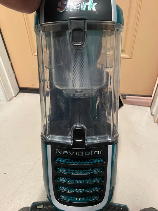 Shark Navigator Swivel Pro Pet Upright Vacuum with Self-Cleaning Brushroll!! LIGHTLY USED, VERY CLEAN(TESTED WORKS GREAT)!!