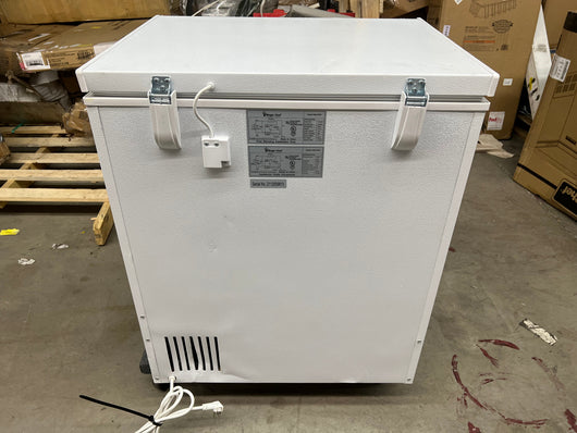 Magic Chef 5.0 cu. ft. Chest Freezer in White!! NEW OUT OF BOX, SCRATCHED AND DENTED FROM SHIPPING(PHOTOS SHOWN)!!