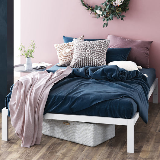 ZINUS Mia Metal Platform Bed Frame / Wood Slat Support / No Box Spring Needed / Easy Assembly, White, Queen**New in box**
