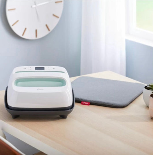 Cricut EasyPress 2 9"x9" with Mat - Mint- BRAND NEW IN BOX!!!