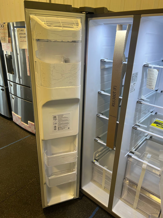 Samsung 27.4 cu. ft. Large Capacity Side by Side Refrigerator!! BRAND NEW!!