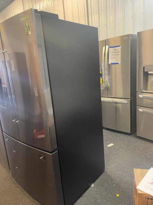 Samsung 28 cu. ft. 3-Door French Door Refrigerator with CoolSelect Pantry!

-Brand new out of the box - Still wrapped in Factory Plastics - (LIGHTLY INDENTED FROM SHIPPING - FRONT LEFT DOOR & FREEZER DOOR ARE INDENTED - PHOTOS SHOWN)
