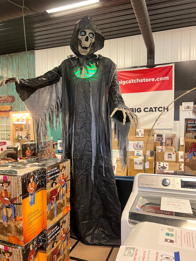 10' Towering Animated Reaper!! NEW AND ASSEMBLED, HEAD DOES NOT WORK BUT CHEST LIGHTS UP AND SOUNDS STILL WORK!!