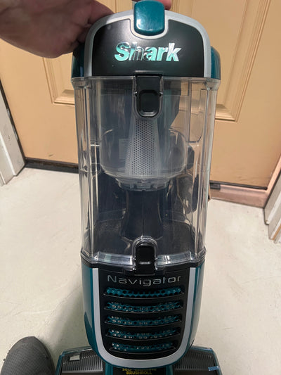 Shark Navigator Swivel Pro Pet Upright Vacuum with Self-Cleaning Brushroll!! LIGHTLY USED, VERY CLEAN(TESTED WORKS GREAT)!!