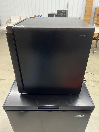 Hisense 1.6 Cu. ft. Single Door Mini Fridge, Black- Lightly Used, Very Clean and WORKS GREAT!!!