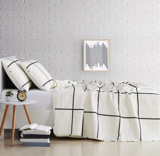 Truly Soft Everyday Kurt Black and White Stripe Quilt, Full/Queen, Windowpane- NEW IN BAG!!!