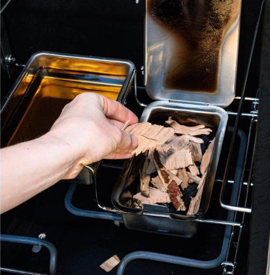 Masterbuilt Analog Electric Smoker, Black!! NEW AND ASSEMBLED, DENTED FROM SHIPPING BUT WILL STILL WORK FINE(PHOTOS SHOWN)!!