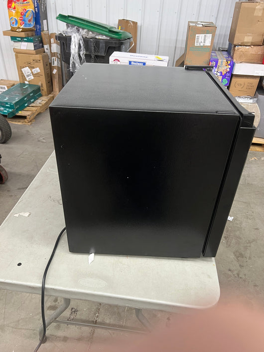 Hisense 1.6 Cu. ft. Single Door Mini Fridge, Black- NEW OUT OF BOX!!!! (Minor Dent from Shipping)