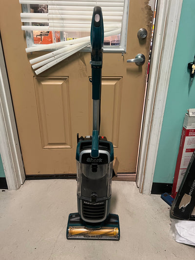 Shark Navigator Swivel Pro Pet Upright Vacuum with Self-Cleaning Brushroll!! LIGHTLY USED, VERY CLEAN(TESTED WORKS GREAT)!!