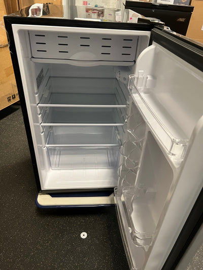 Magic Chef 4.4 cu. ft. Mini Fridge in Stainless Look!! NEW MINOR DENTS FROM SHIPPING, TESTED WORKS GREAT!!