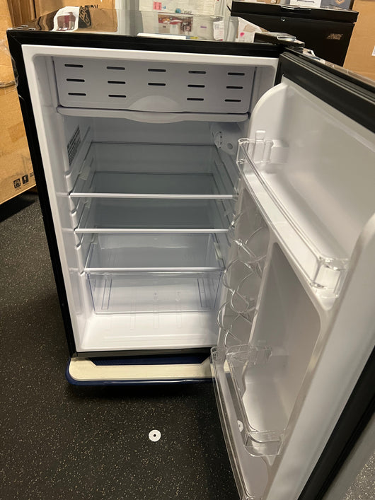 Magic Chef 4.4 cu. ft. Mini Fridge in Stainless Look!! NEW MINOR DENTS FROM SHIPPING, TESTED WORKS GREAT!!