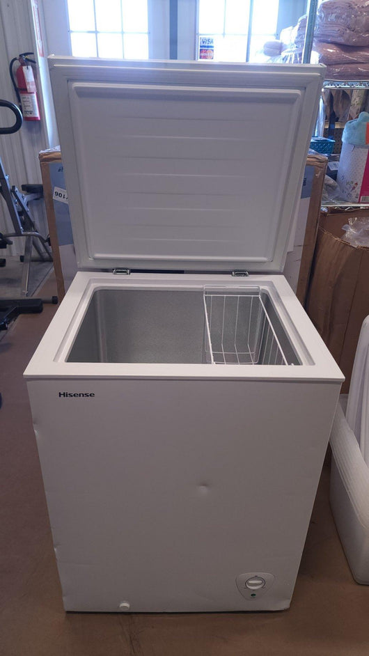 Hisense 5 Cu ft Chest Freezer, White! (NEW - SCRATCH/DENT)
