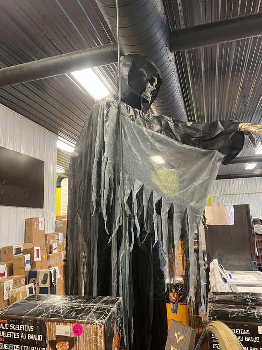 10' Towering Animated Reaper!! NEW AND ASSEMBLED, HEAD DOES NOT WORK BUT CHEST LIGHTS UP AND SOUNDS STILL WORK!!