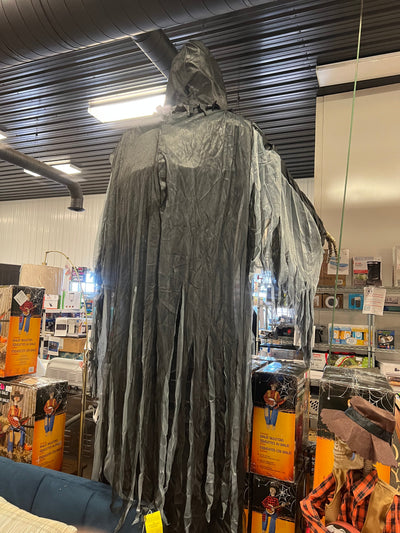10' Towering Animated Reaper!! NEW AND ASSEMBLED, HEAD DOES NOT WORK BUT CHEST LIGHTS UP AND SOUNDS STILL WORK!!