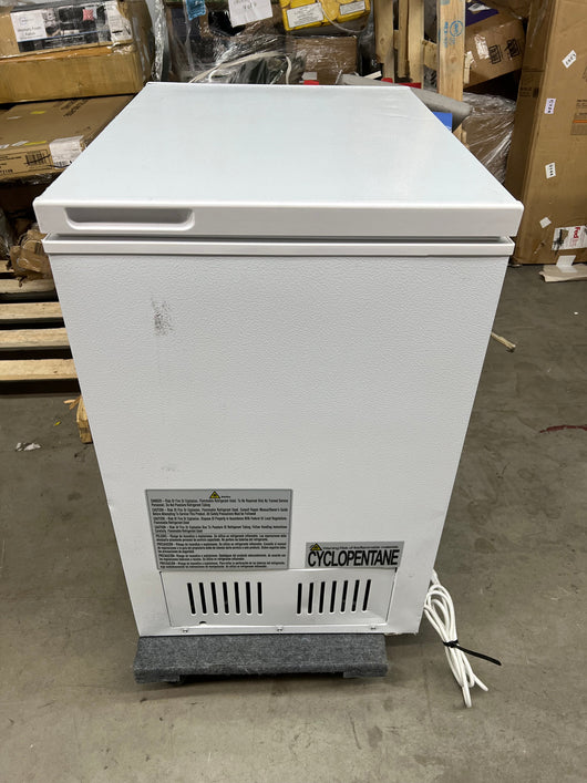 Magic Chef 5.0 cu. ft. Chest Freezer in White!! NEW OUT OF BOX, SCRATCHED AND DENTED FROM SHIPPING(PHOTOS SHOWN)!!