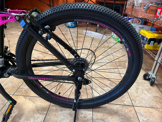 Kent Genesis 26 In. Maeve Women's Mountain Bike, Black and Pink- NEW AND ASSEMBLED!!!! (Minor scratches from shipping)