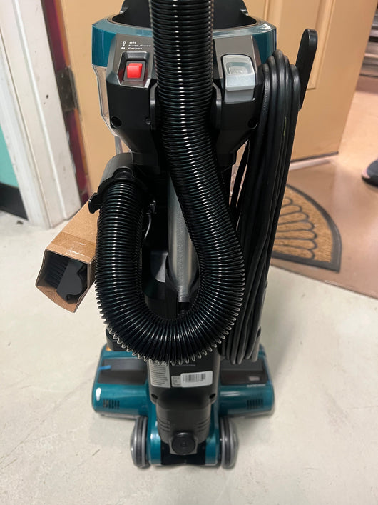 Shark Navigator Swivel Pro Pet Upright Vacuum with Self-Cleaning Brushroll!! LIGHTLY USED, VERY CLEAN(TESTED WORKS GREAT)!!