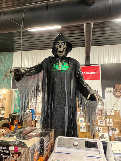 10' Towering Animated Reaper!! NEW AND ASSEMBLED, HEAD DOES NOT WORK BUT CHEST LIGHTS UP AND SOUNDS STILL WORK!!