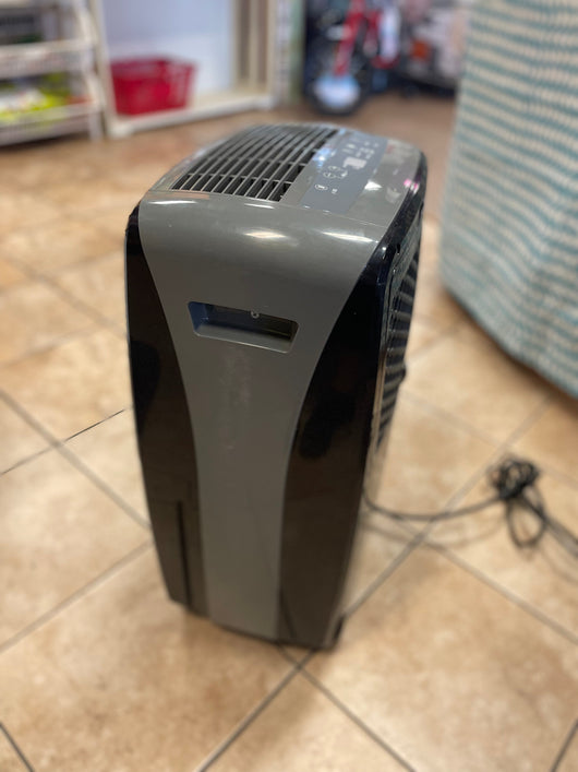 Idylis 70-pint dehumidifier black ( used)