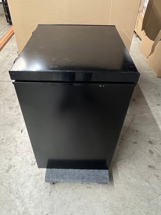 Arctic King 5 Cu ft Chest Freezer, Black! (NEW - SCRATCH/DENT) Freezer - Chest