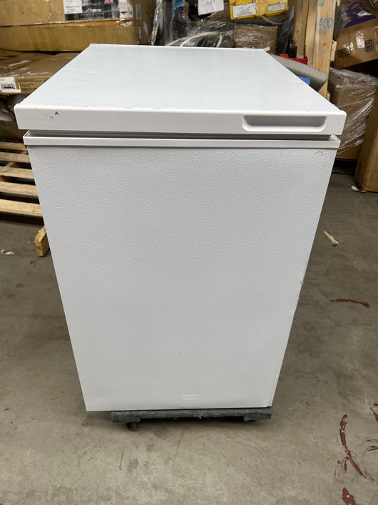 Magic Chef 5.0 cu. ft. Chest Freezer in White!! NEW OUT OF BOX, SCRATCHED AND DENTED FROM SHIPPING(PHOTOS SHOWN)!!