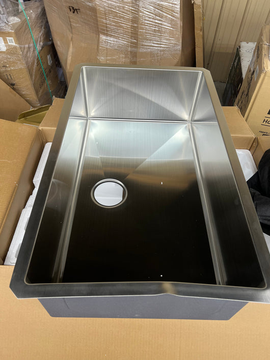 DELTA FAUCET Delta Lenta 32-inch Undermount 16 Gauge Stainless Steel Single Bowl Kitchen Sink with Accessories, Satin!! NEW IN BOX, MINOR BENT CORNER(PHOTOS SHOWN)!!